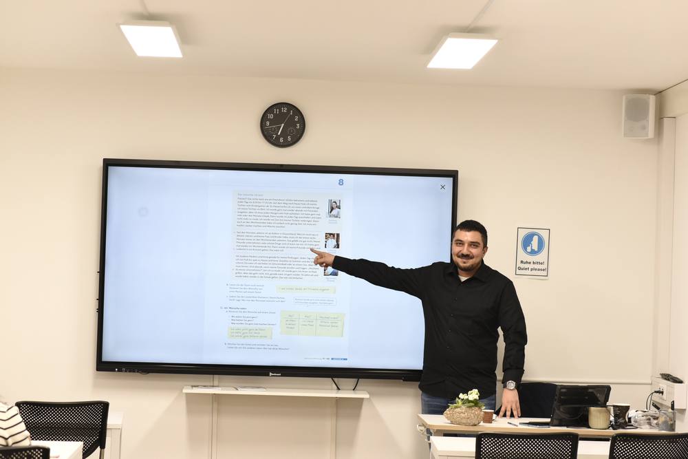 Lehrer erklärt am Smartboard